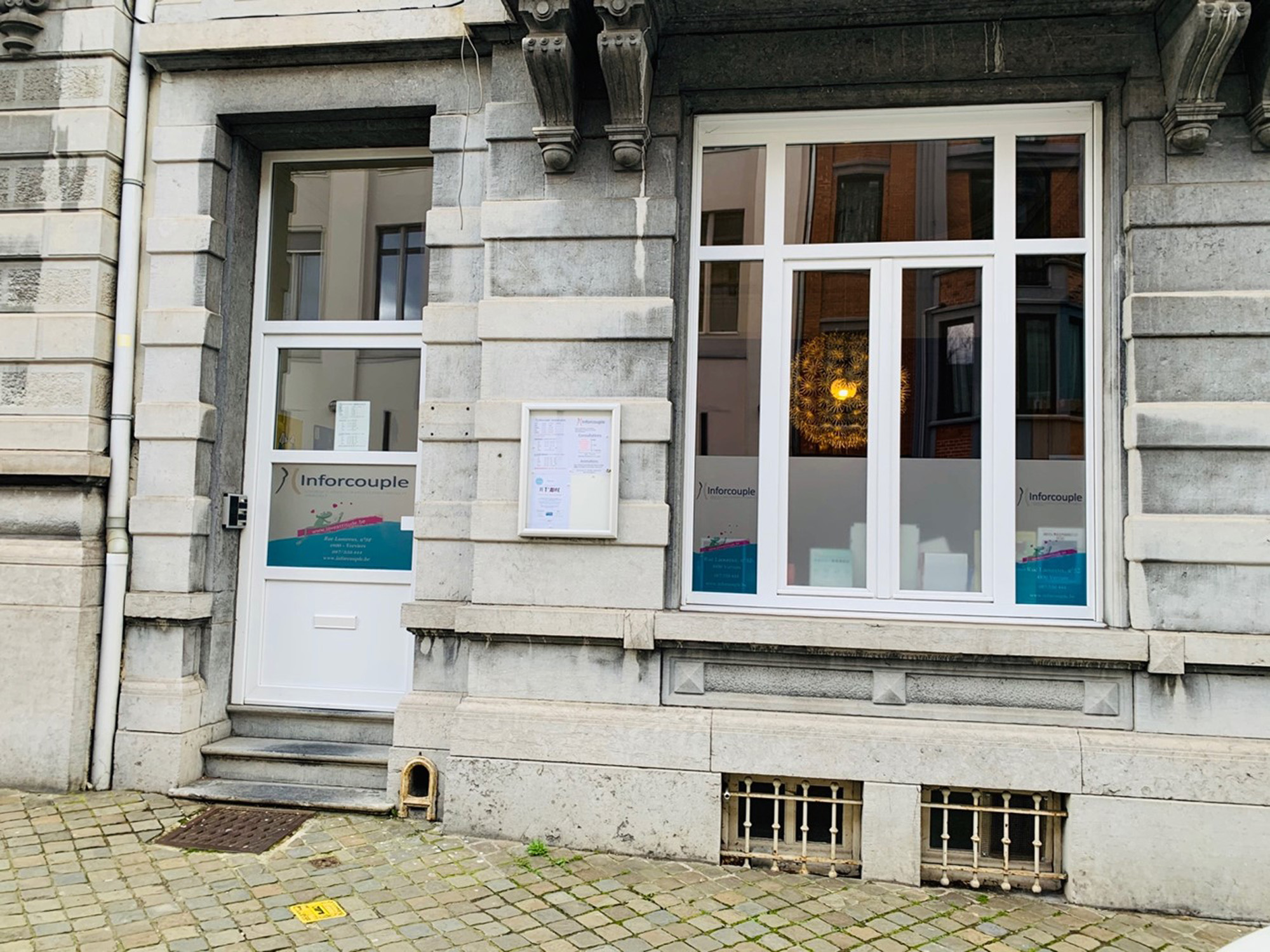 Salle d’attente du centre Inforcouple avec espace d’accueil et documentation pour accompagnement familial